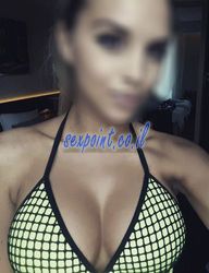 בהיר עם השפתיים, מעסה אותם